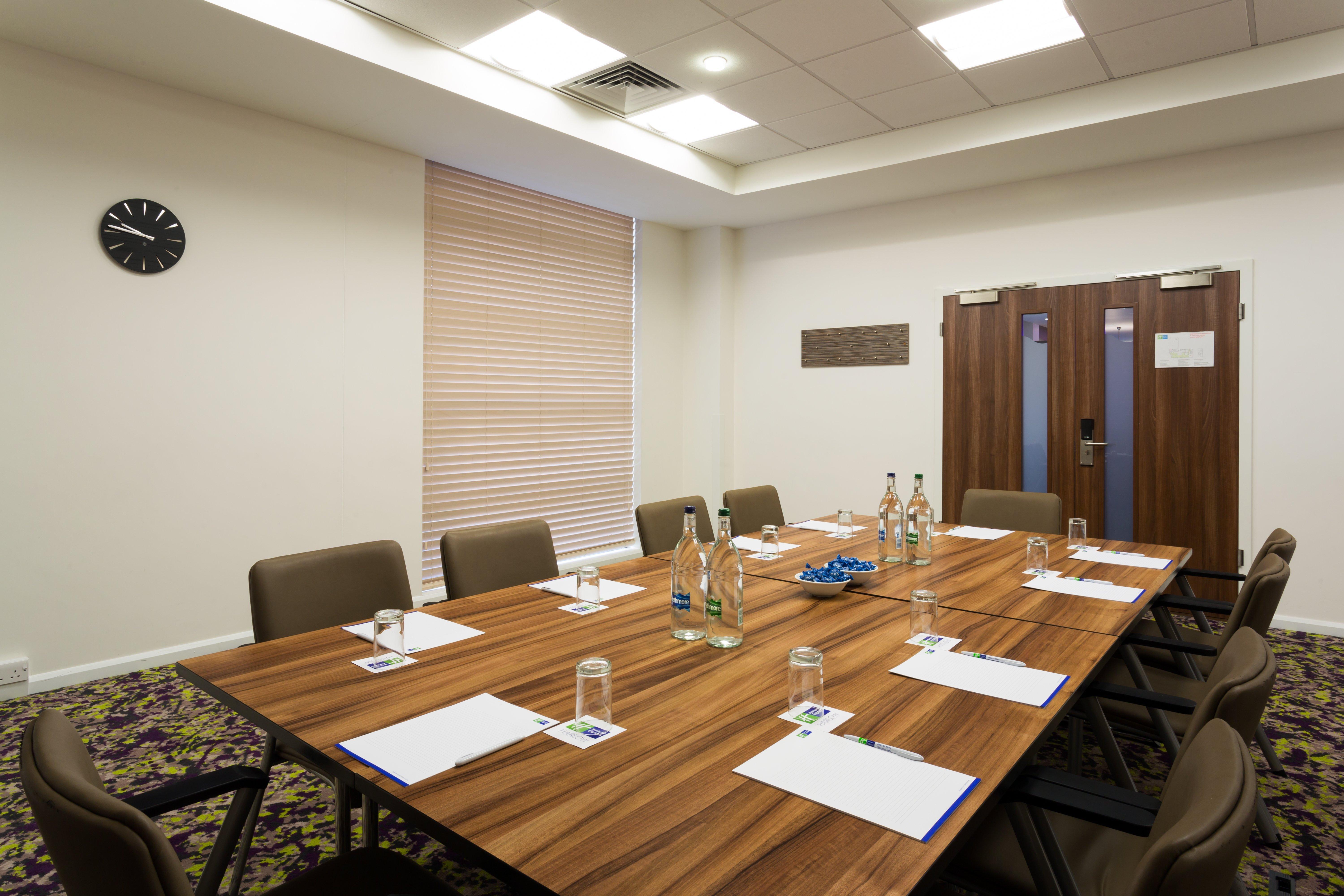 Holiday Inn Express Harlow By Ihg Экстерьер фото