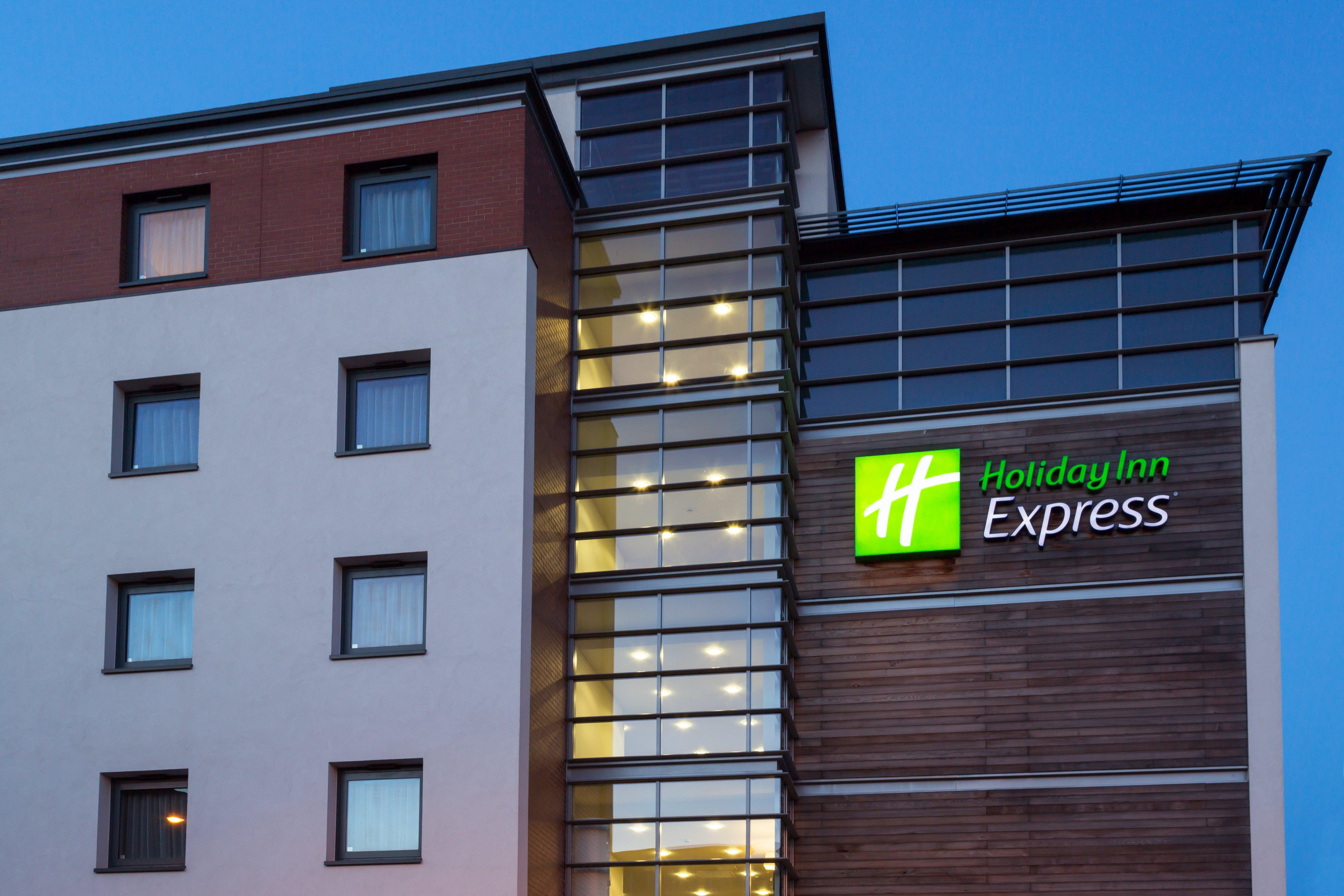 Holiday Inn Express Harlow By Ihg Экстерьер фото