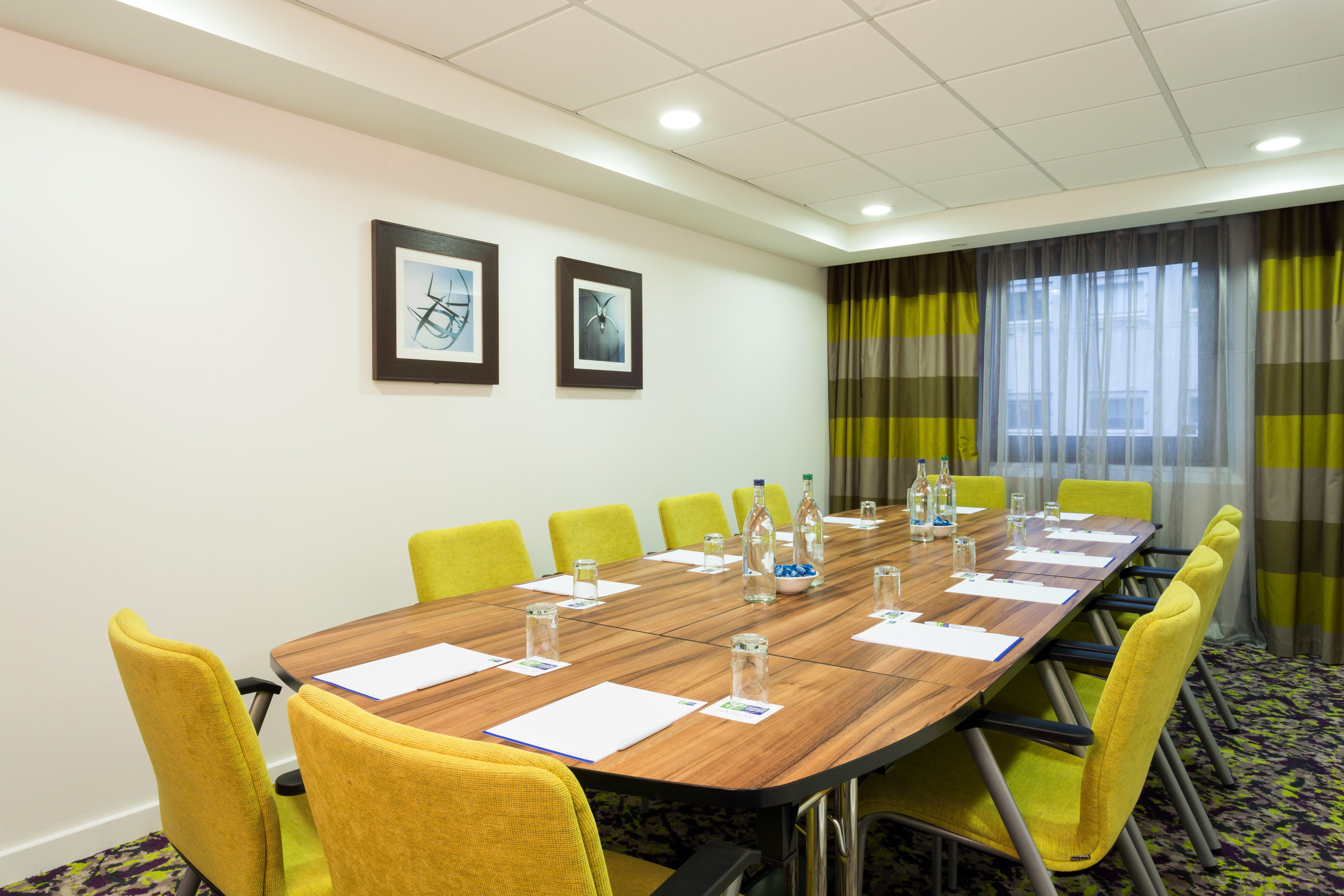 Holiday Inn Express Harlow By Ihg Экстерьер фото