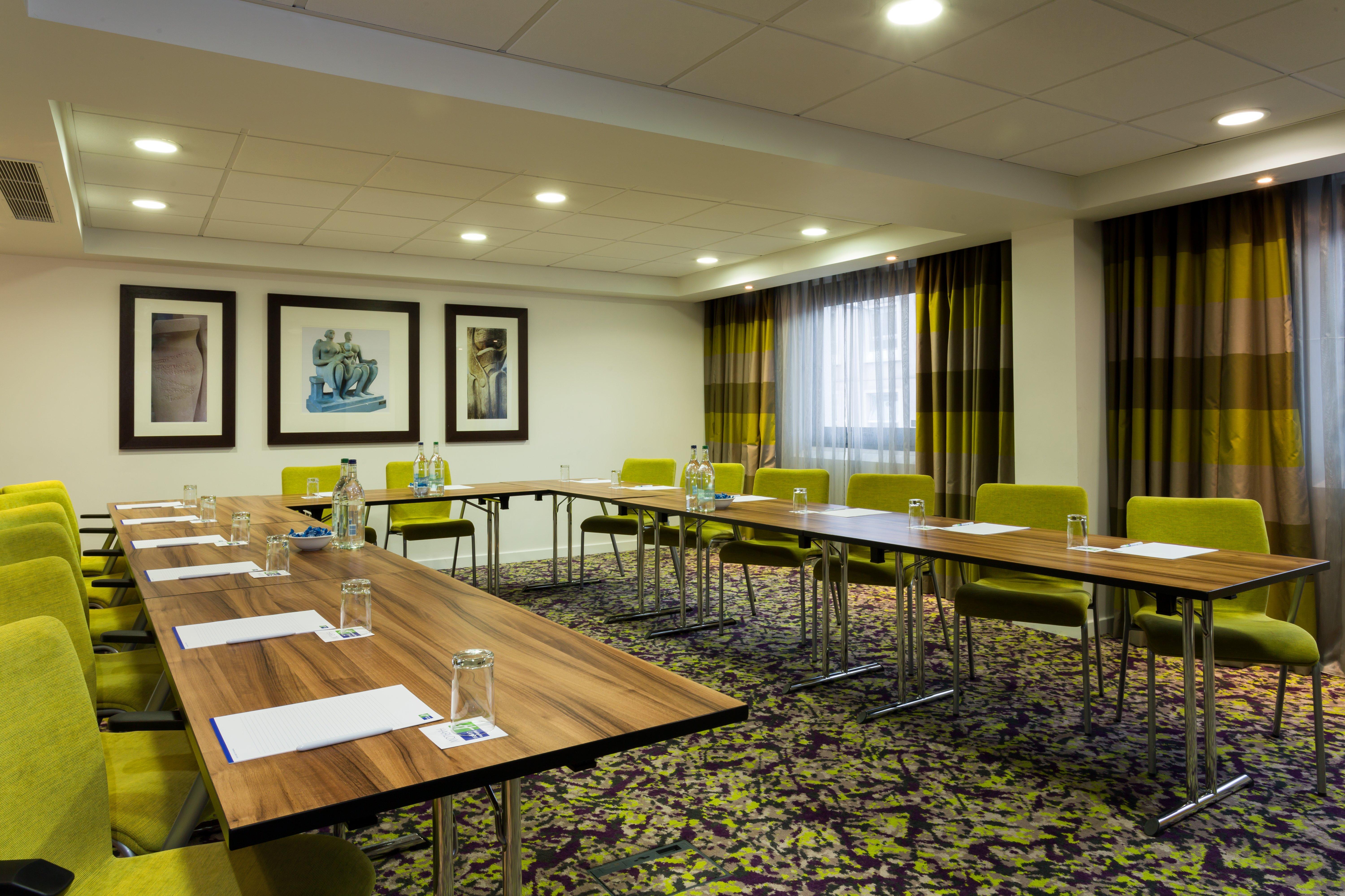 Holiday Inn Express Harlow By Ihg Экстерьер фото