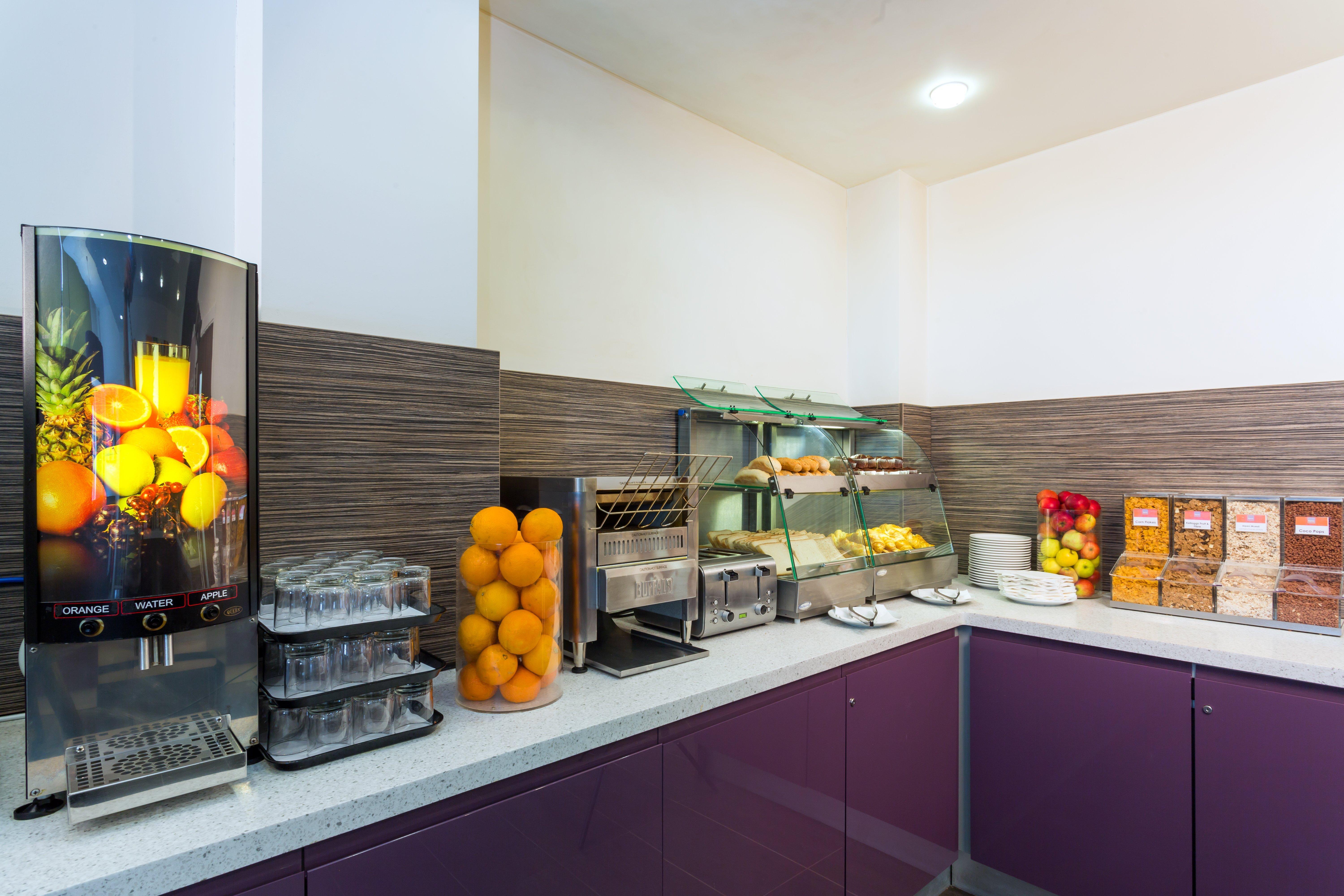Holiday Inn Express Harlow By Ihg Экстерьер фото