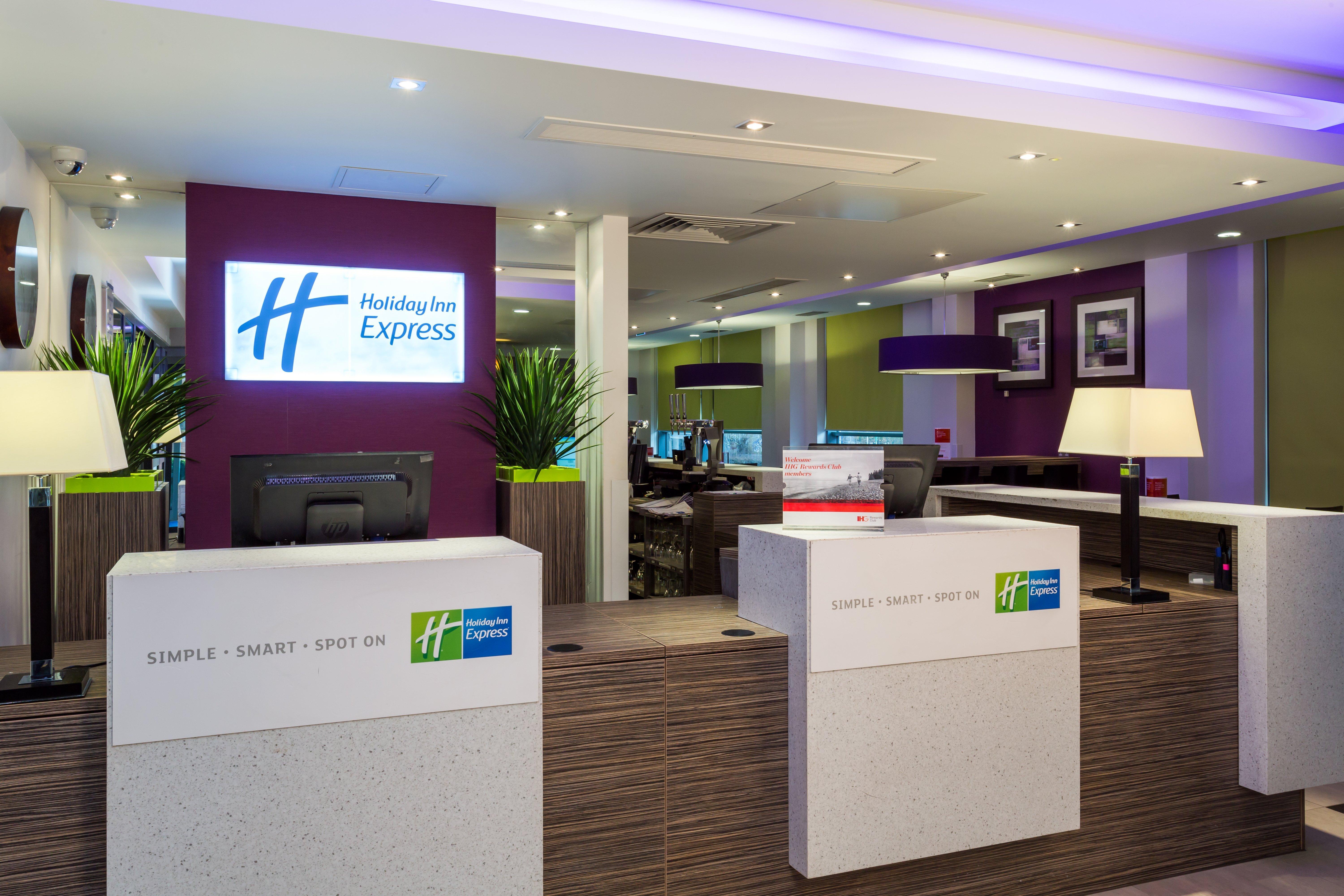 Holiday Inn Express Harlow By Ihg Экстерьер фото