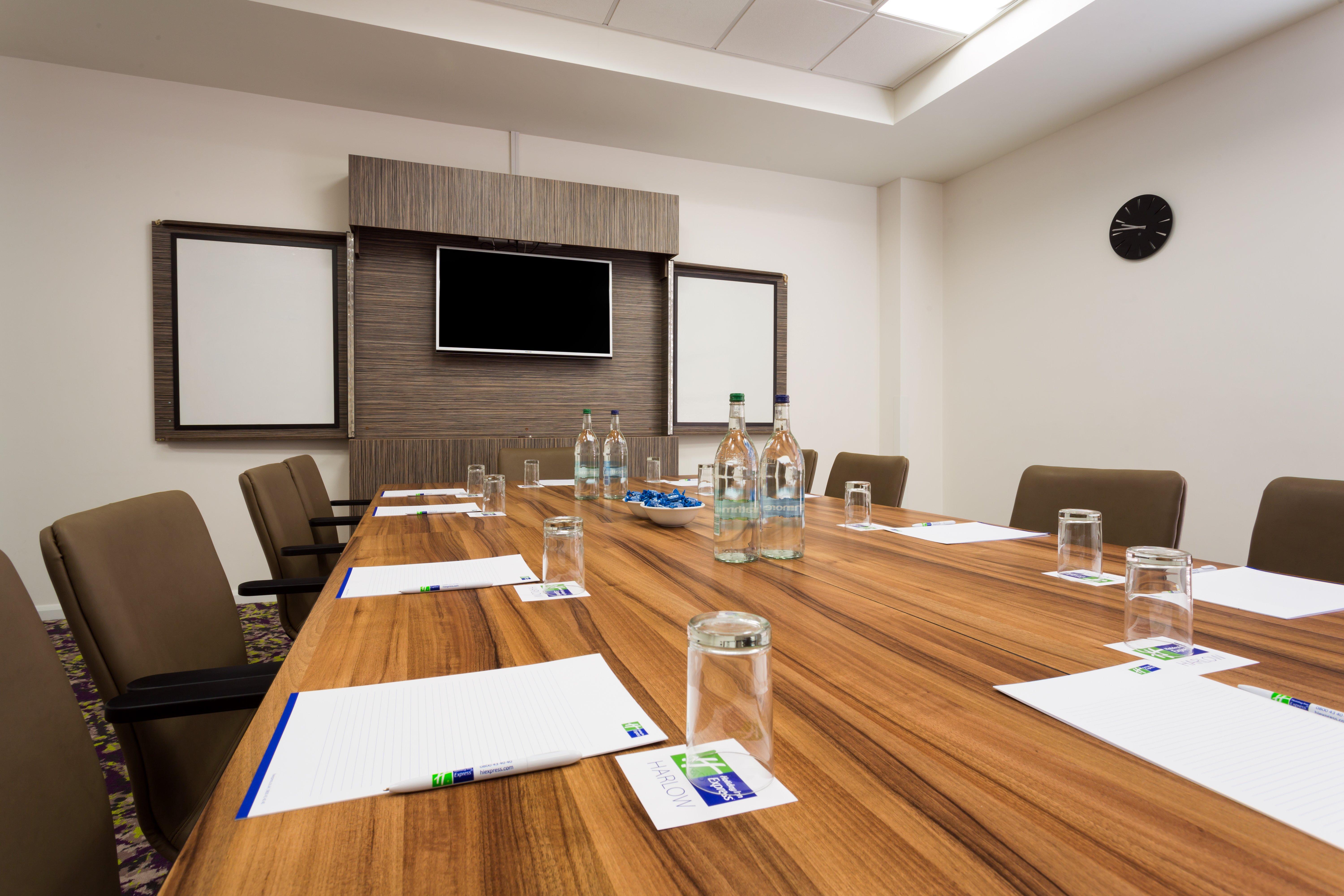 Holiday Inn Express Harlow By Ihg Экстерьер фото
