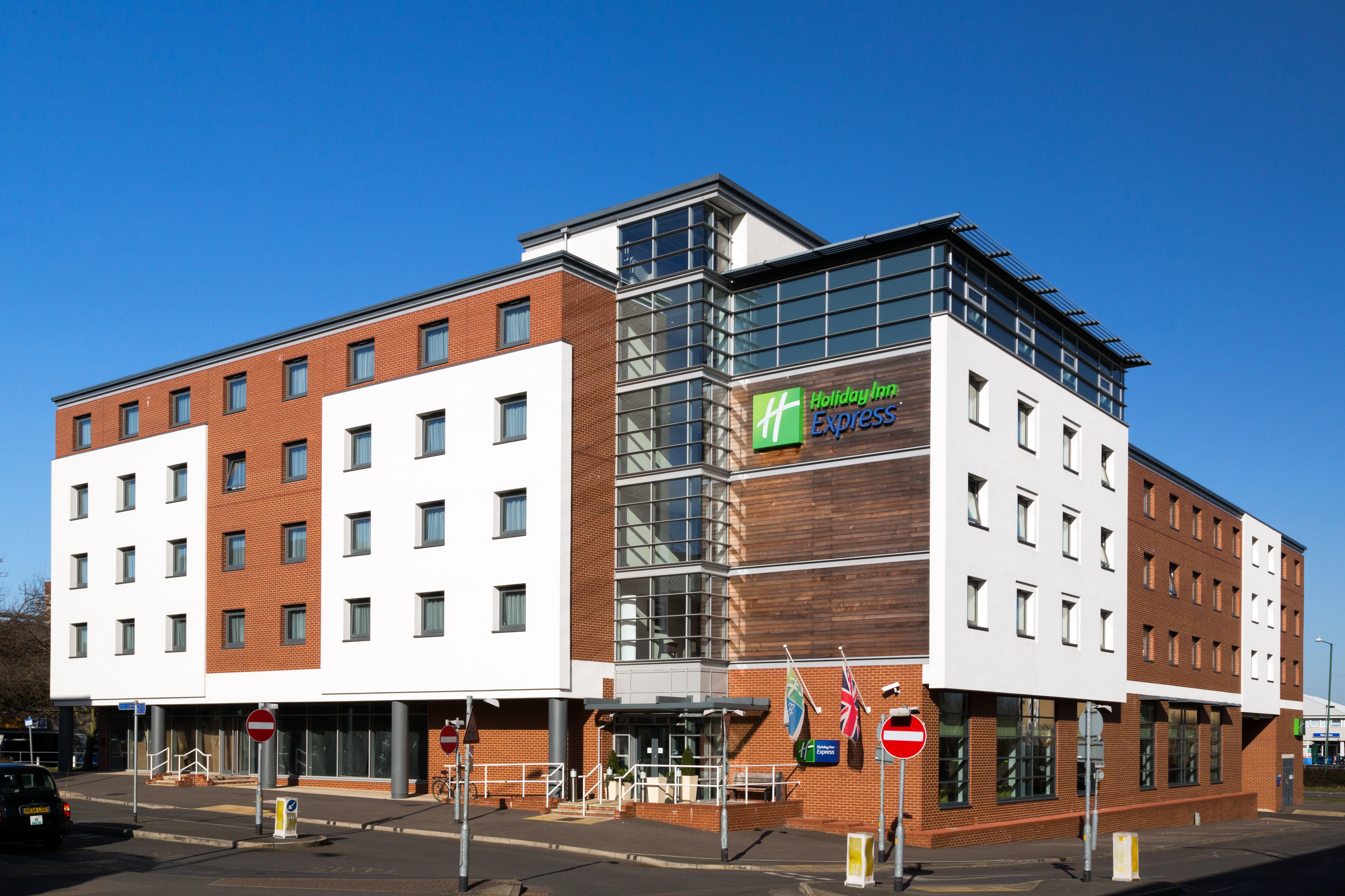 Holiday Inn Express Harlow By Ihg Экстерьер фото