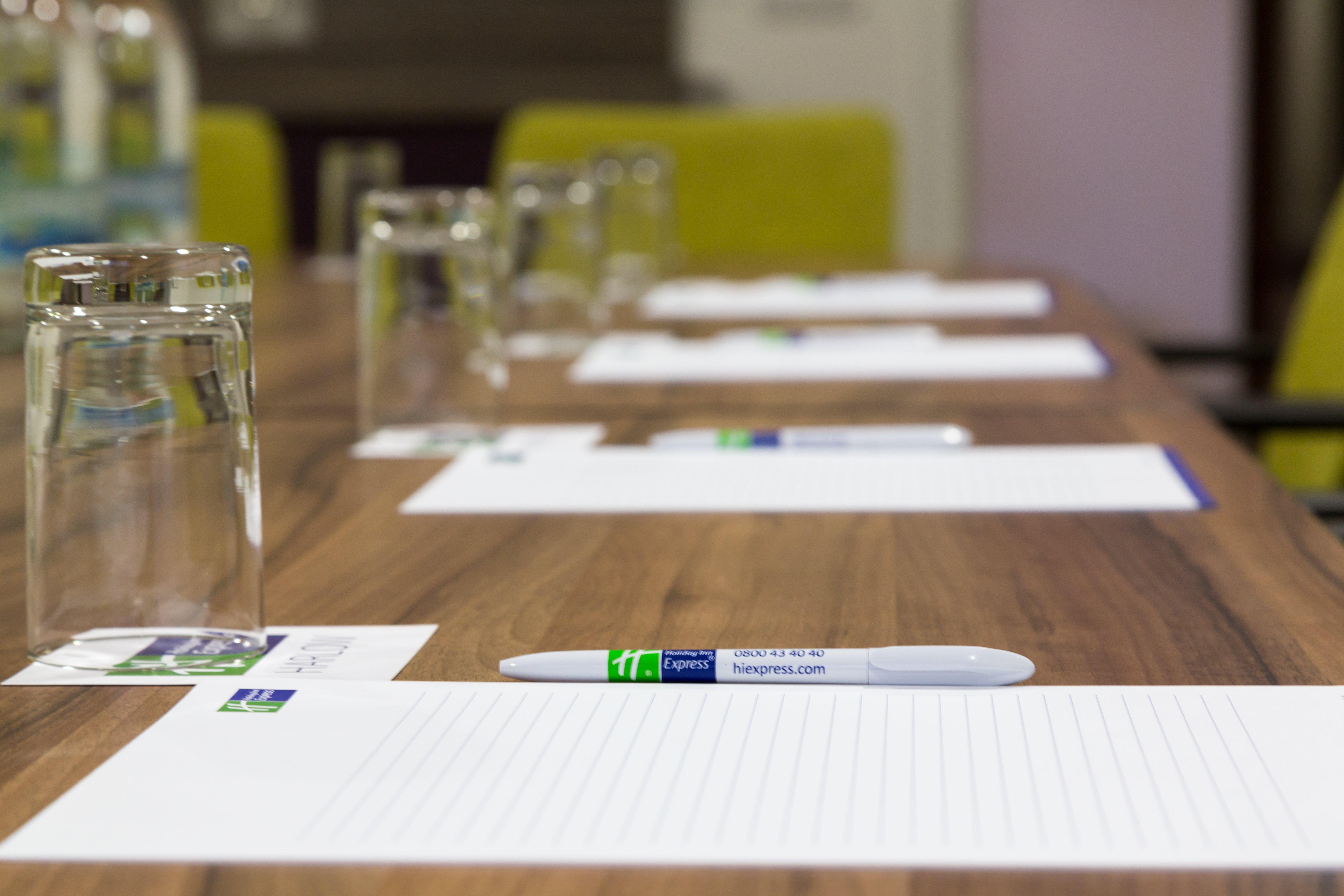 Holiday Inn Express Harlow By Ihg Экстерьер фото