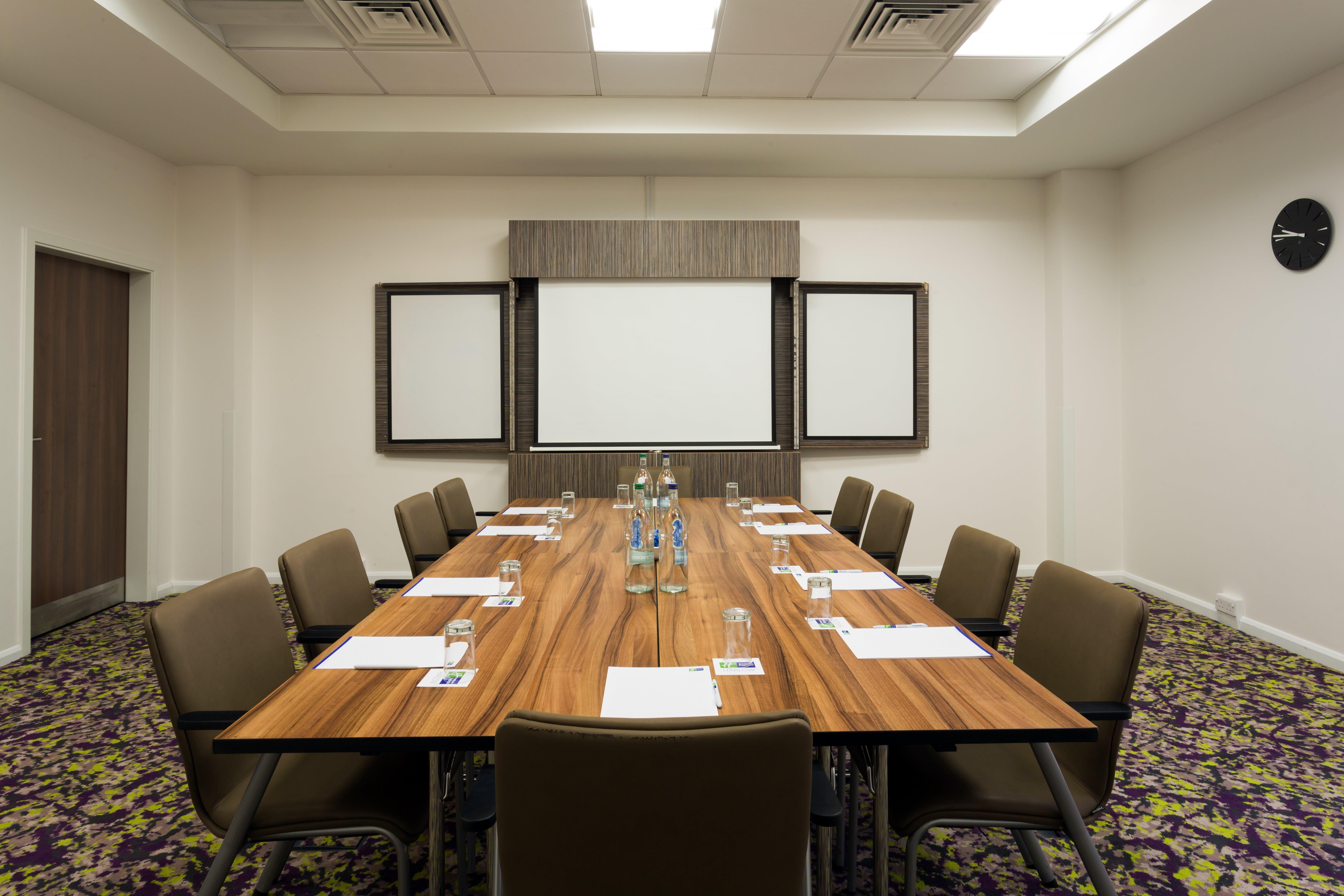 Holiday Inn Express Harlow By Ihg Экстерьер фото