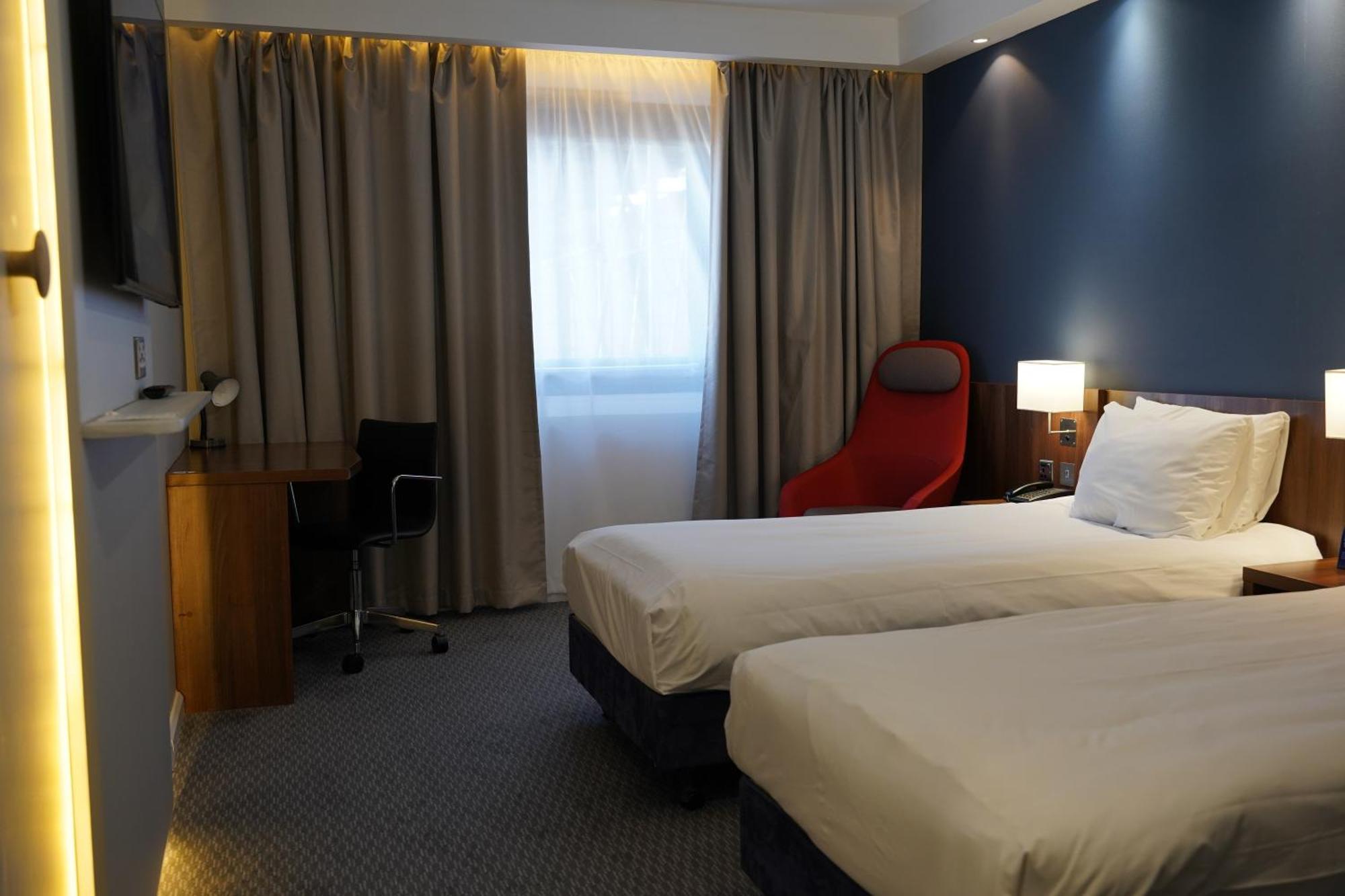 Holiday Inn Express Harlow By Ihg Экстерьер фото