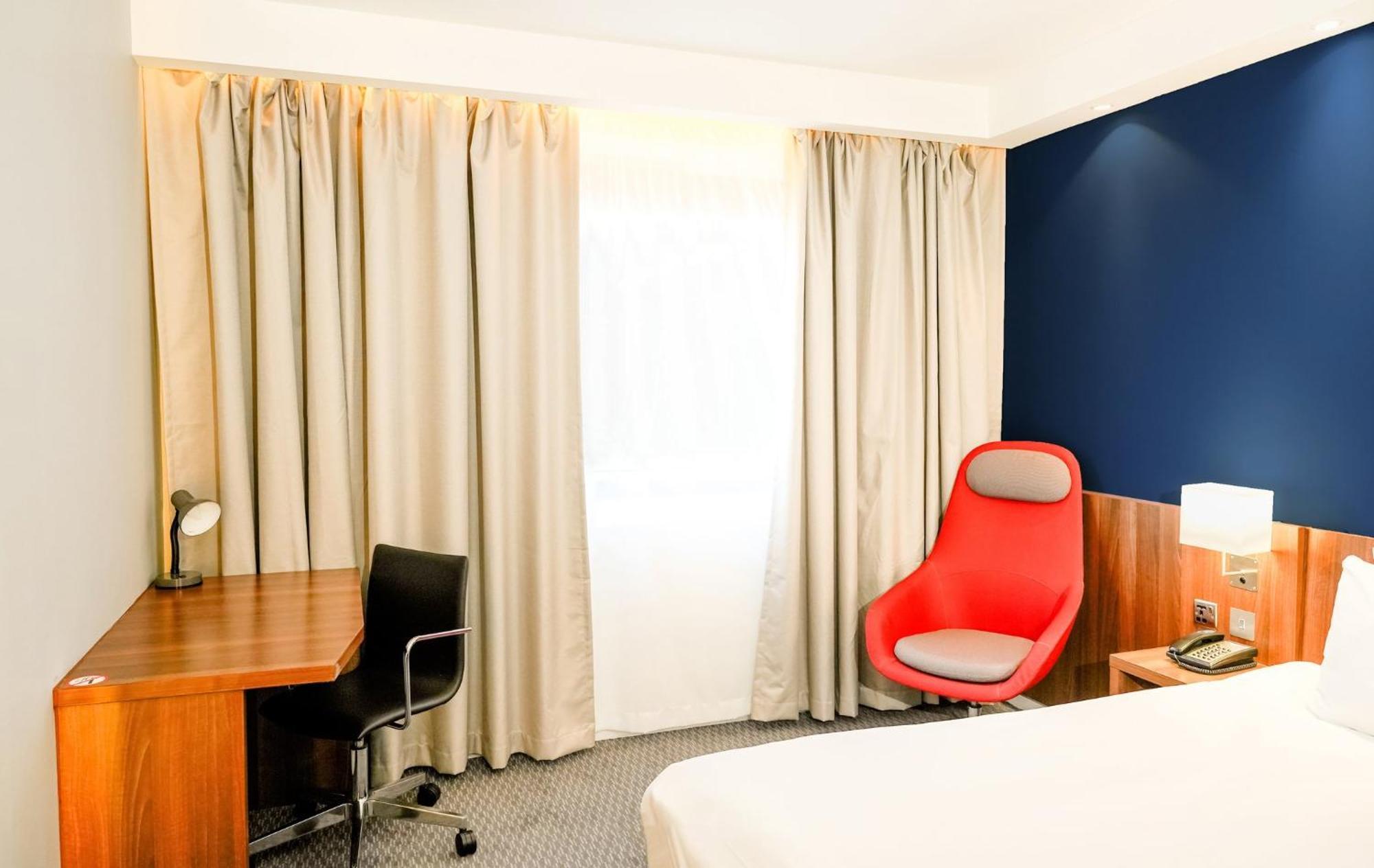 Holiday Inn Express Harlow By Ihg Экстерьер фото