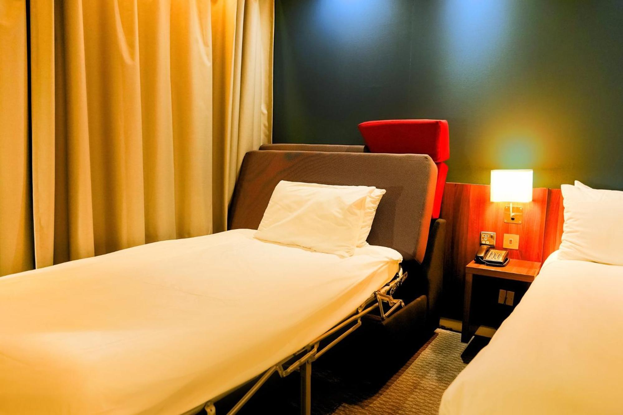 Holiday Inn Express Harlow By Ihg Экстерьер фото