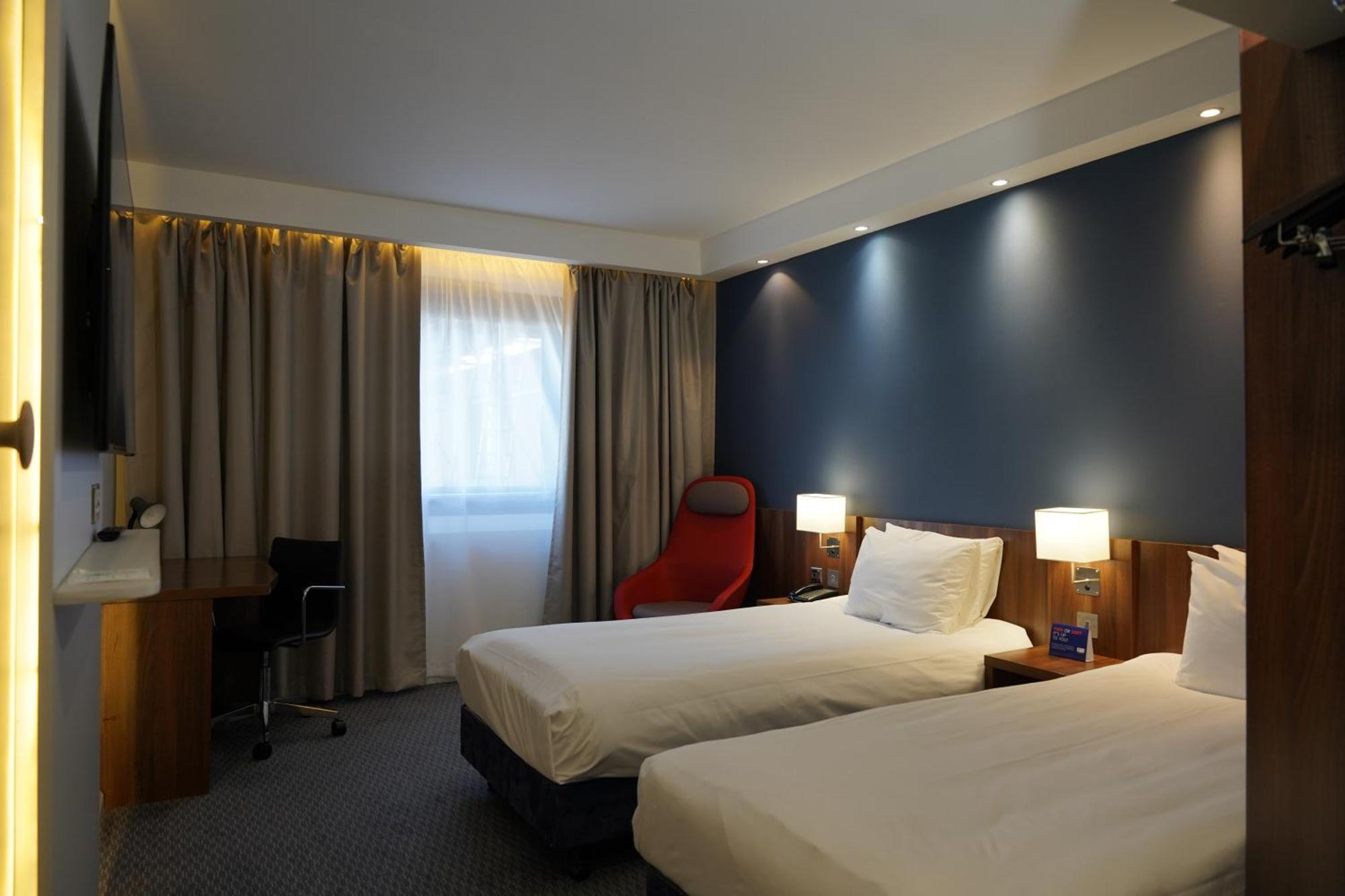 Holiday Inn Express Harlow By Ihg Экстерьер фото