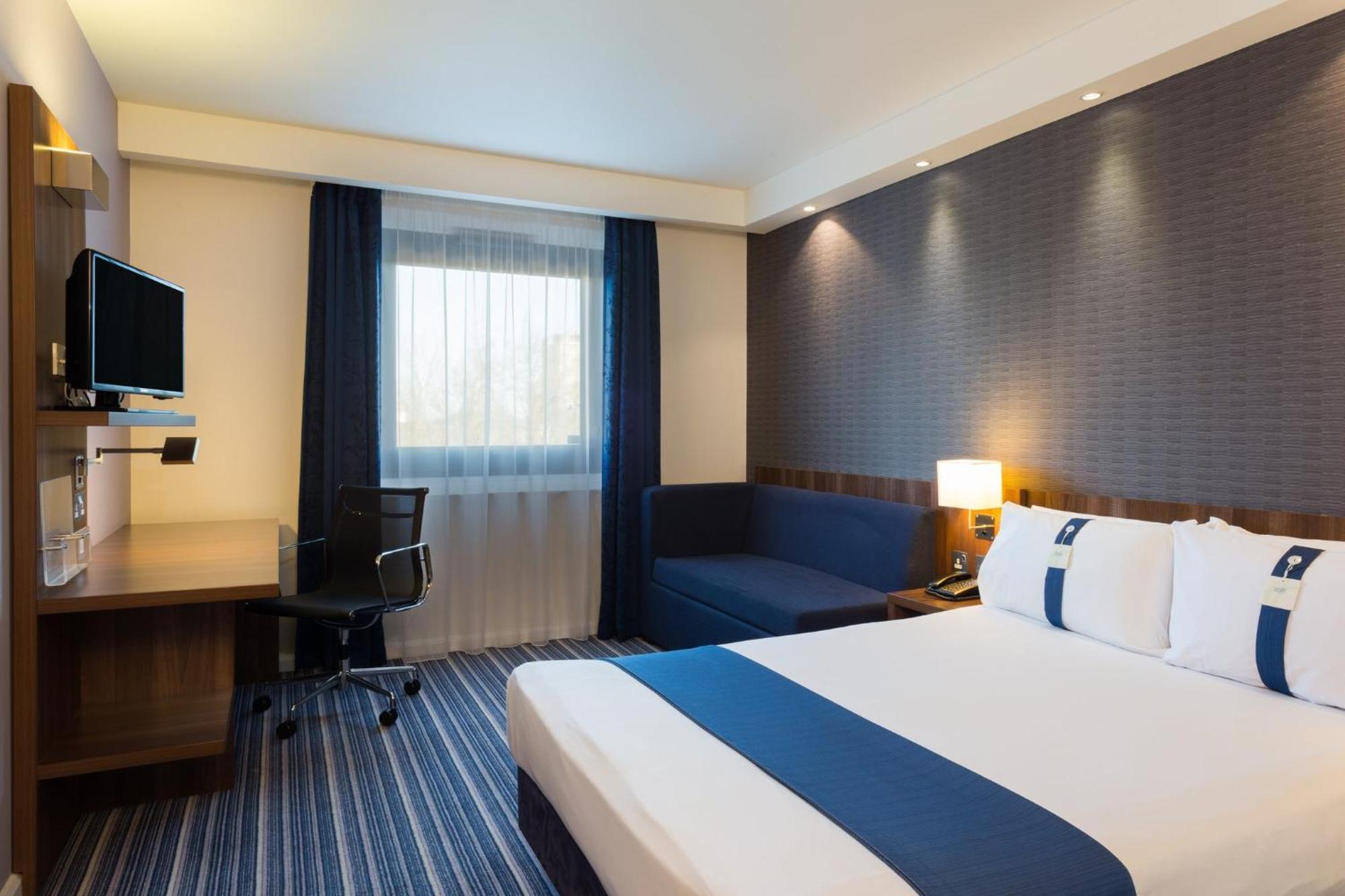 Holiday Inn Express Harlow By Ihg Экстерьер фото
