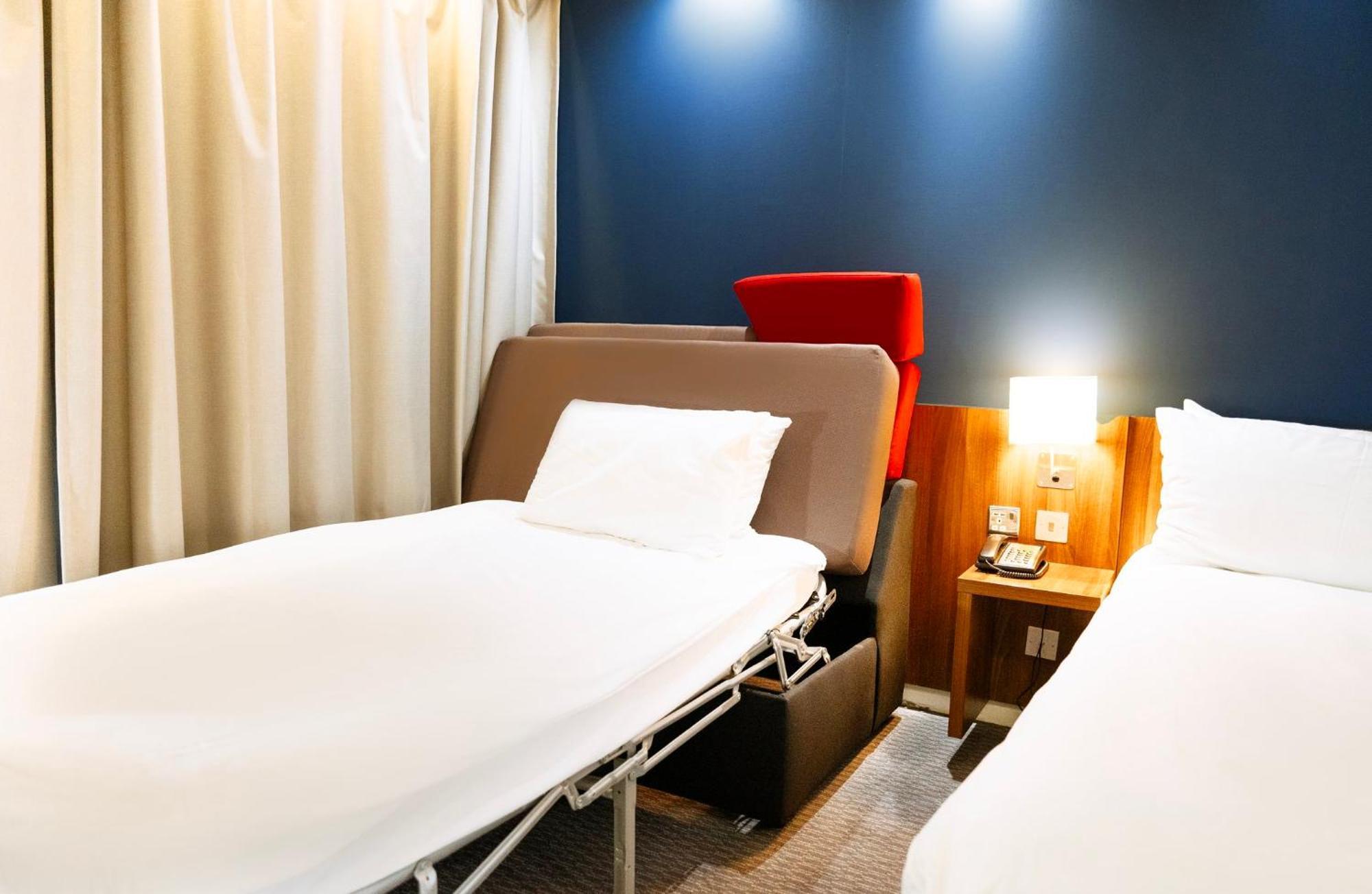 Holiday Inn Express Harlow By Ihg Экстерьер фото